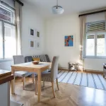 Josephine - Authentic Hospitality Near * בלד